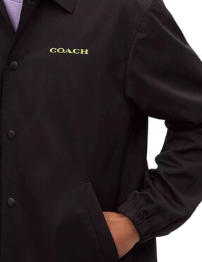 Chamarra Coach impermeable con bolsillos para hombre