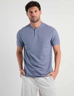 Playera JBE cuello henley para hombre