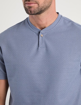 Playera JBE cuello henley para hombre