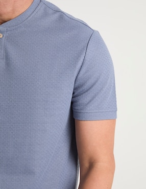 Playera JBE cuello henley para hombre