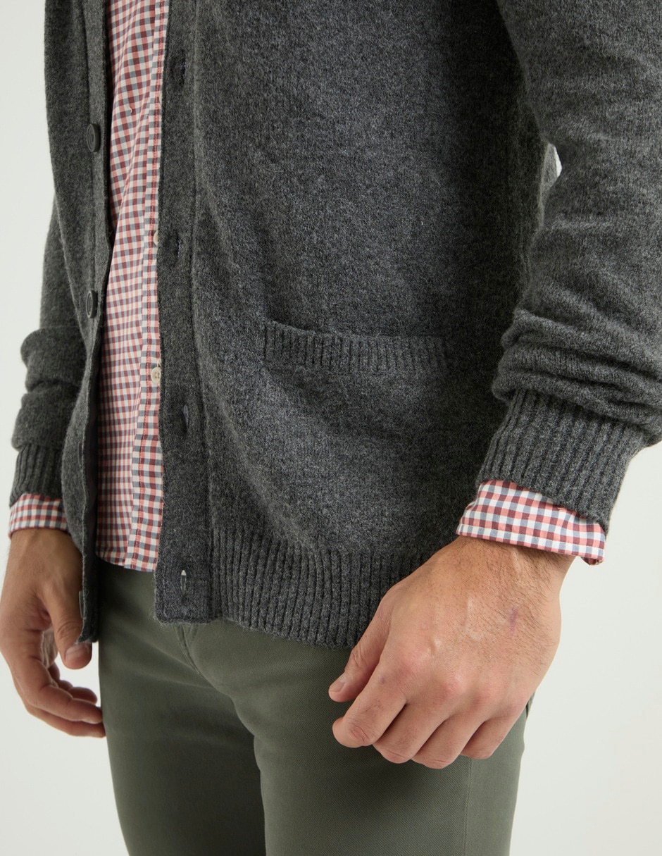 Suéter cuello V para hombre 4