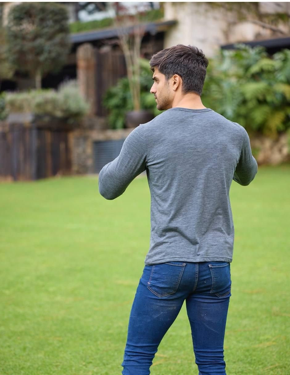 Playera urban cuello henley para hombre 4