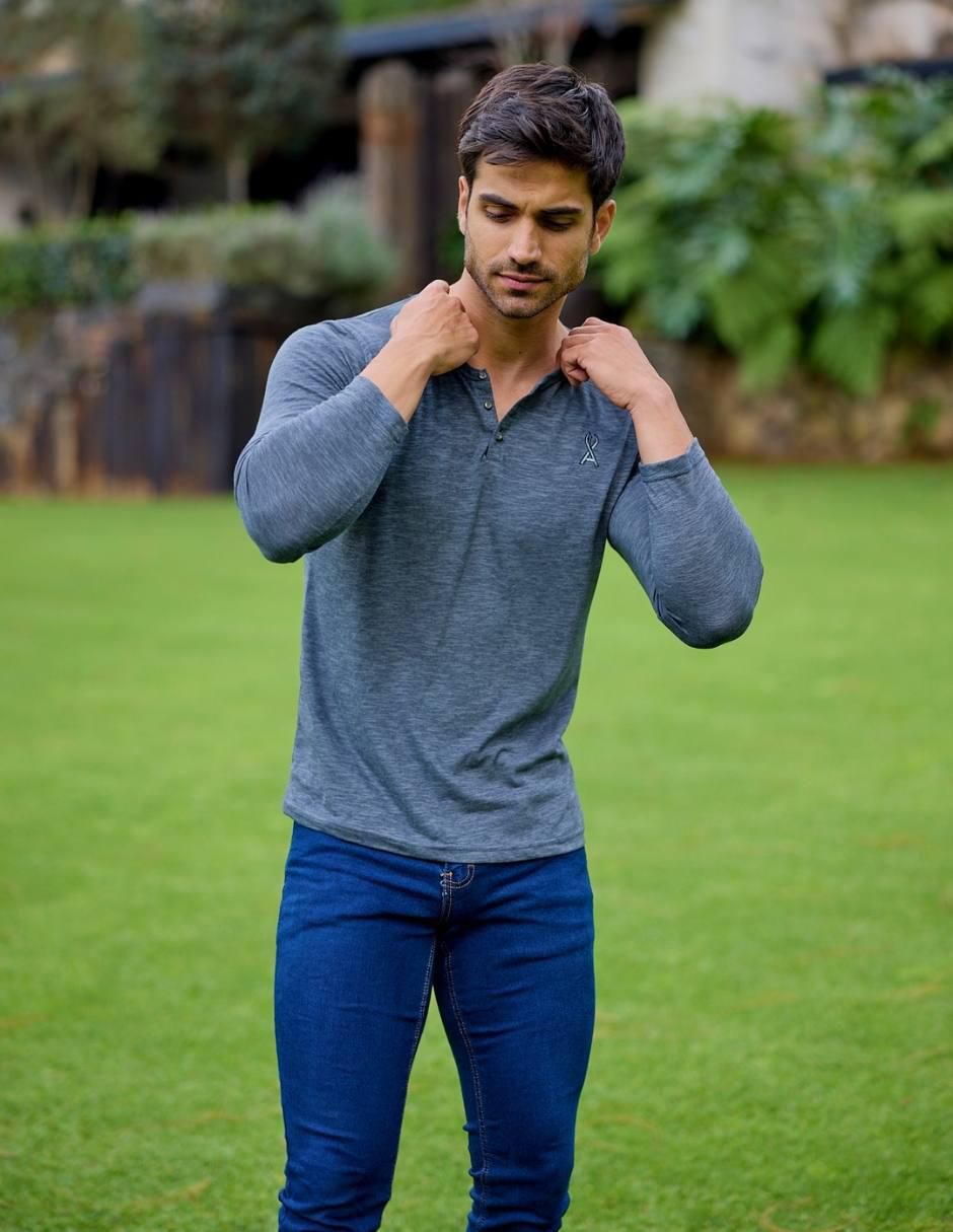 Playera urban cuello henley para hombre 5