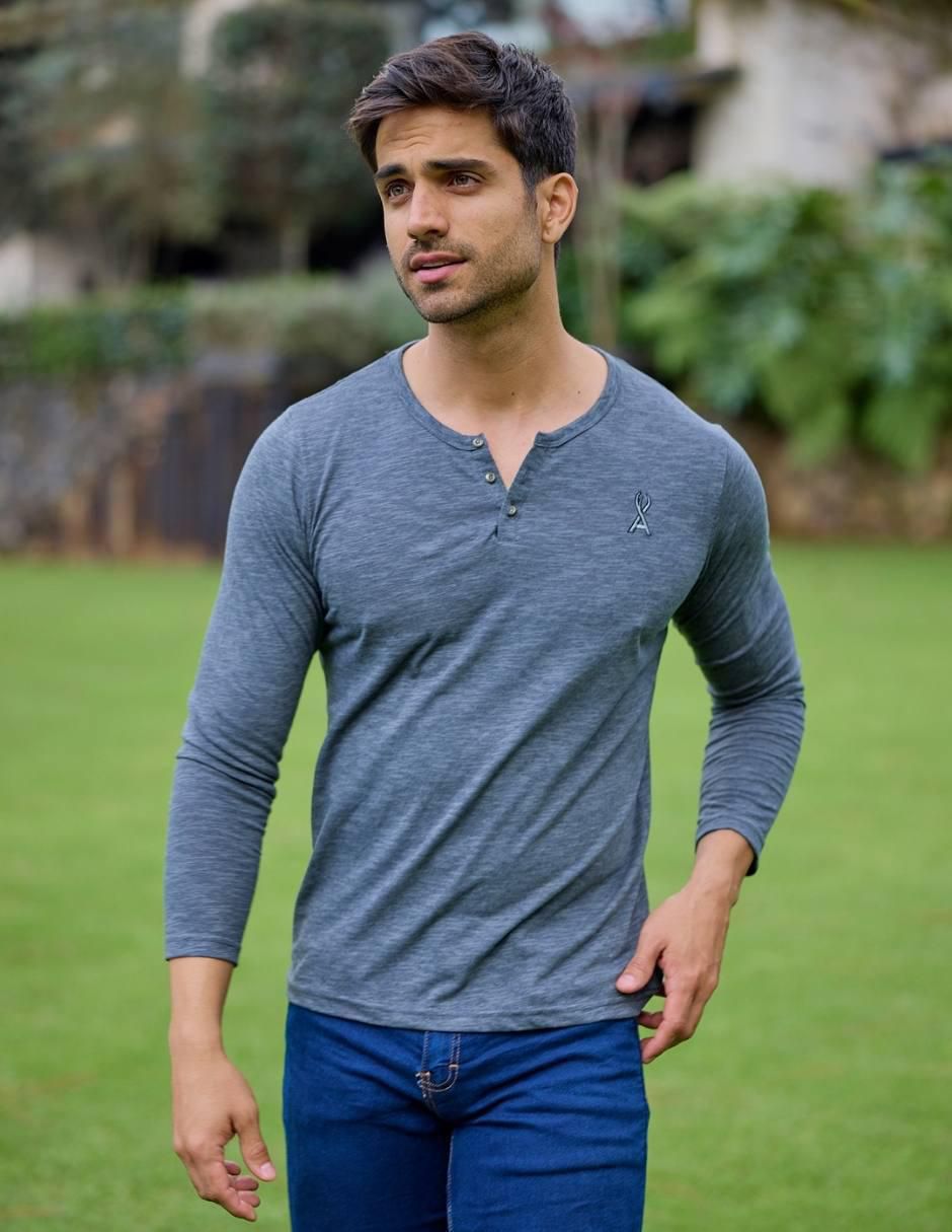 Playera urban cuello henley para hombre 6