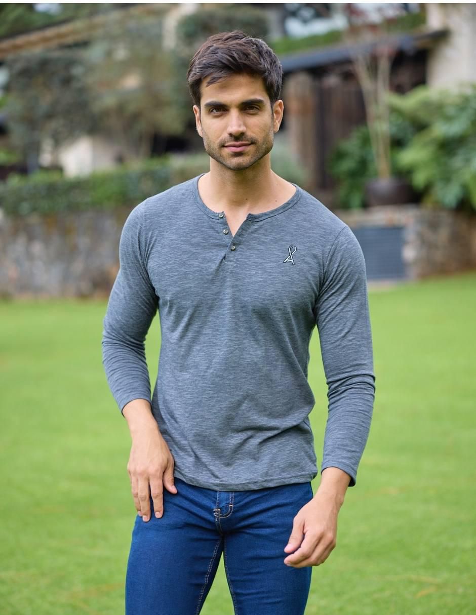 Playera urban cuello henley para hombre 7
