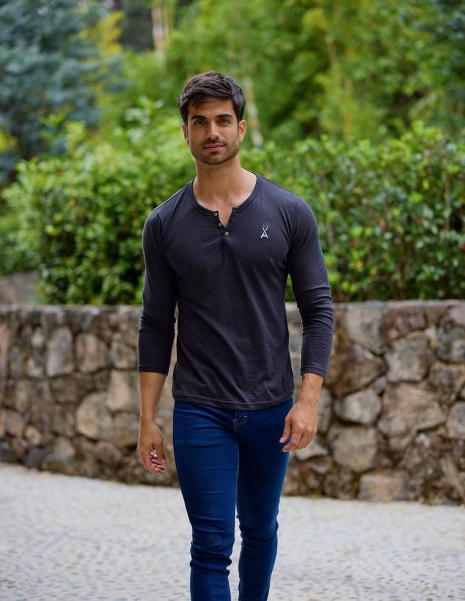 Playera Urban cuello henley para hombre 5