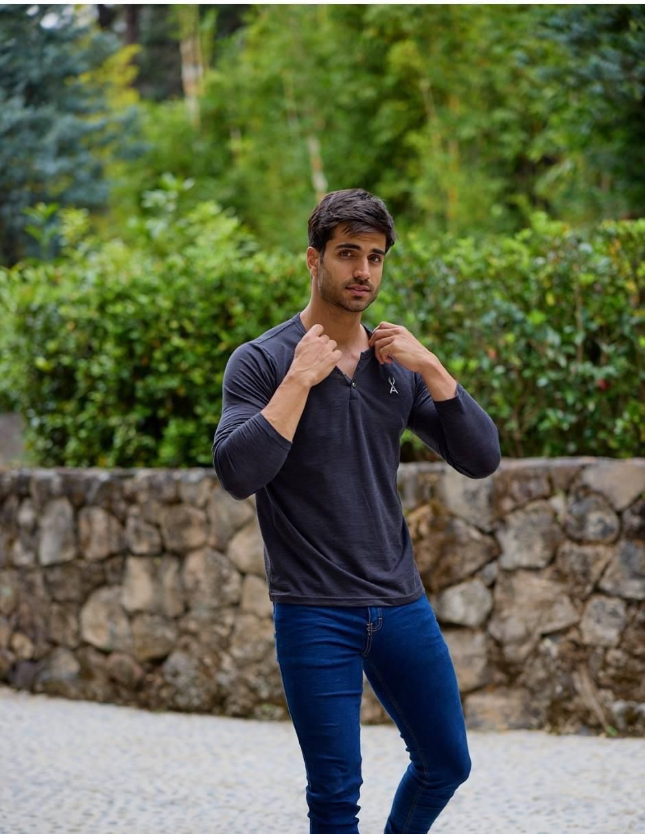 Playera Urban cuello henley para hombre 8