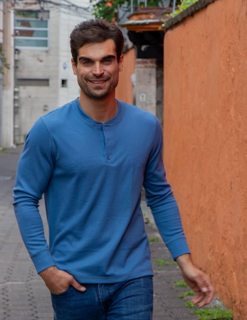 Playera cuello henley para hombre 6