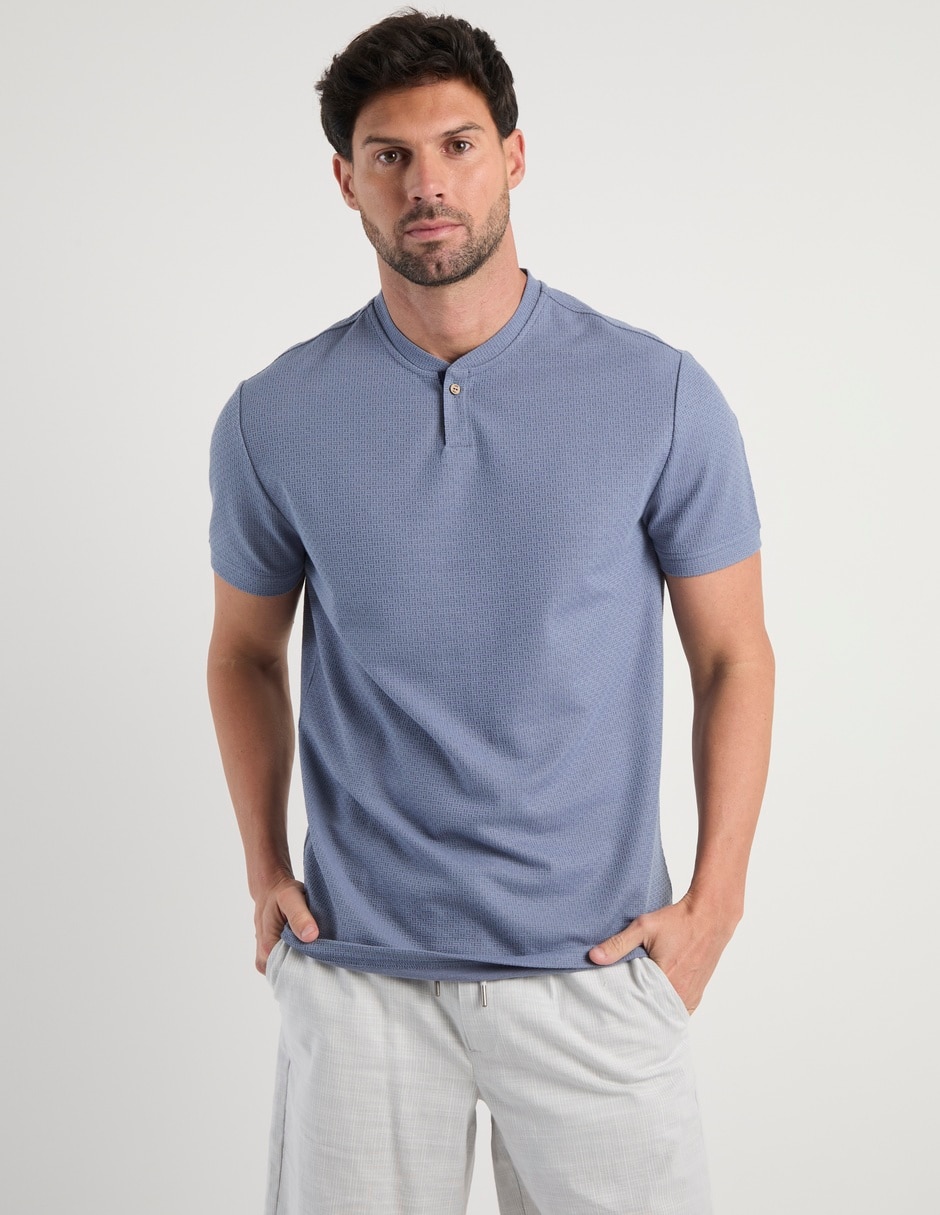 Playera cuello henley para hombre